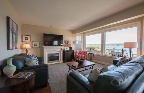 Campbell River House | Beautiful Home with Unobstructed Ocean View