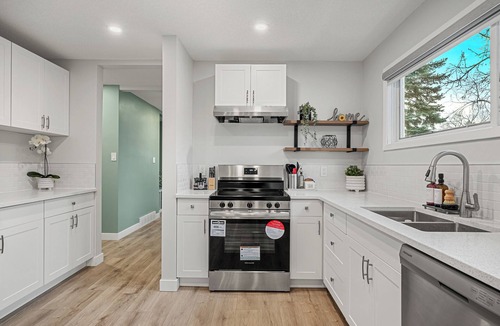 Southwest Calgary House | Beautiful House 3BDR>Chinook Mall 2 mins>Downtown 10 mins/Backyard>Firepit>PS5