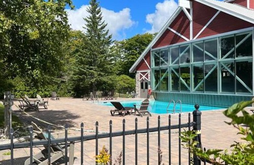 Oro-Medonte Apartment | Beautiful Jacuzzi Suite with Garden View/Studio