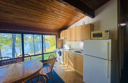 Seguin Cabin | Beautiful Lakefront Inn Suites