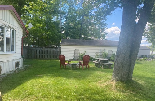 Selwyn Cottage | Beautiful Newly Renovated Quaint Lakefront Cottage on Chemong Lake - Selwyn
