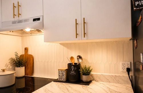 Milton Park Apartment | Beautiful Spacious 1br in the heart of vibrant downtown Montreal