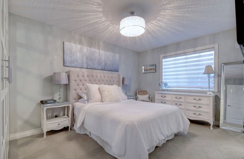 Booktown House | Beautiful Spacious Executive Home, 5 Min Walk to Town and Ocean