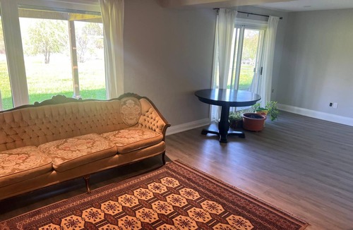 King Apartment | Beautiful Two-bedroom apartment: Minutes from Go Train to Toronto