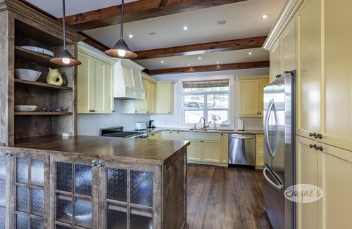 Gravenhurst Cottage | Beautiful Waterfront Retreat on Muskoka Bay! AC! Muskoka Room! SW!