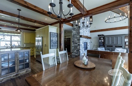 Gravenhurst Cottage | Beautiful Waterfront Retreat on Muskoka Bay! AC! Muskoka Room! SW!