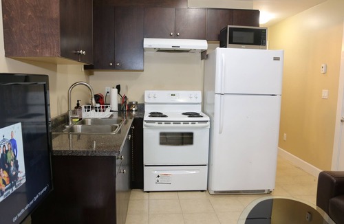 Sunset Apartment | Beautiful well equiped + centrally located private one bedroom suite