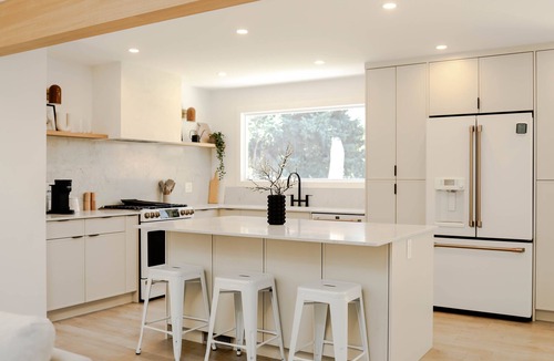 Southwest Calgary House | Beautifully Renovated Home | Full Yard, A/C, Sleeps 8, BBQ