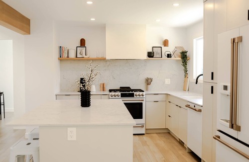 Southwest Calgary House | Beautifully Renovated Home | Full Yard, A/C, Sleeps 8, BBQ
