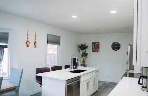 Calgary House | Bedwood Stay 3BR 10 mins to YYC Parking