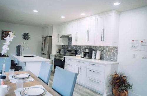 Calgary House | Bedwood Stay 3BR 10 mins to YYC Parking