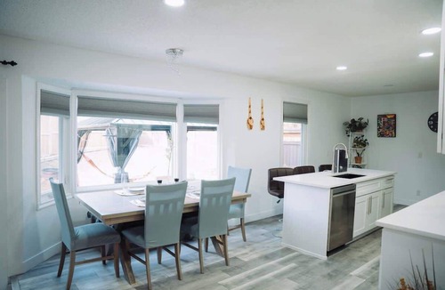 Calgary House | Bedwood Stay 3BR 10 mins to YYC Parking