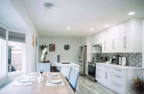 Calgary House | Bedwood Stay 3BR 10 mins to YYC Parking