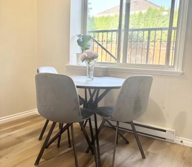 Rosemary Heights Central House | Bella Sweet Suite -Cozy 2B suite Morgan Creek