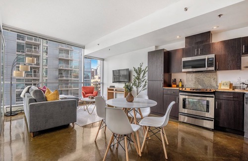 Beltline Apartment | Beltline Beauty 2BR w Parking , AC, near Stampede