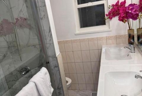 Marpole House | Best Deal - Near Airport and Downtown - Close to Dinning & Shopping & Transportation - Friendly and Secure Location - Book ASAP