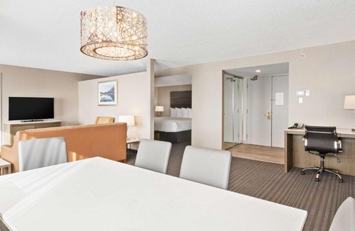 Calgary Hotel | Best Western Premier Calgary Plaza Hotel & Conference Centre