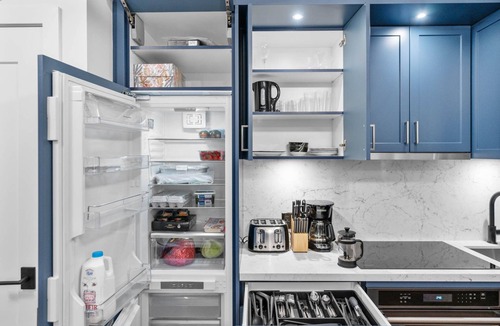 CityPlace Condo | Beverly Hills in Toronto's Core w/Pool, Parking, WiFi, Near CN Tower