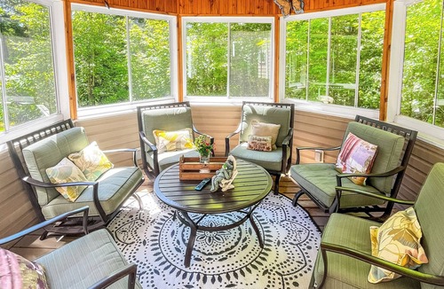 Rideau Lakes Cottage | Big Rideau Lake Cottage | Hot tub | Kayaks | Dock