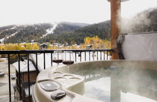 Sun Peaks House | Bike Park & Golf | Hot Tub · Arcade · Sleeps 7