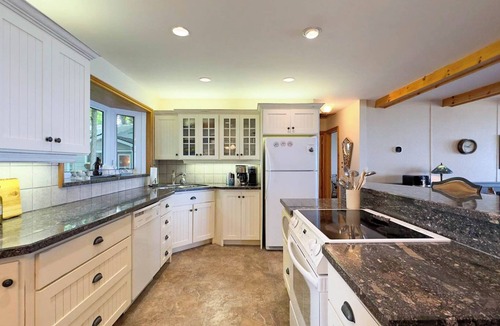 Central Huron Cottage | Birchcliff-Lakefront View, King bed, AC