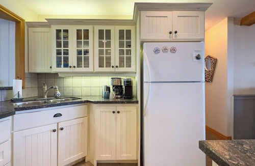 Central Huron Cottage | Birchcliff-Lakefront View, King bed, AC