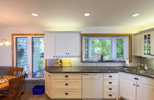 Central Huron Cottage | Birchcliff-Lakefront View, King bed, AC