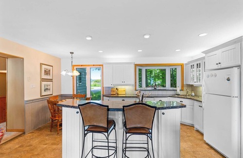 Central Huron Cottage | Birchcliff-Lakefront View, King bed, AC