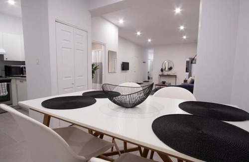 Milton Park Apartment | Blue&Gold/Plateau/St-Laurent/SelfCheck-In/AC/TV