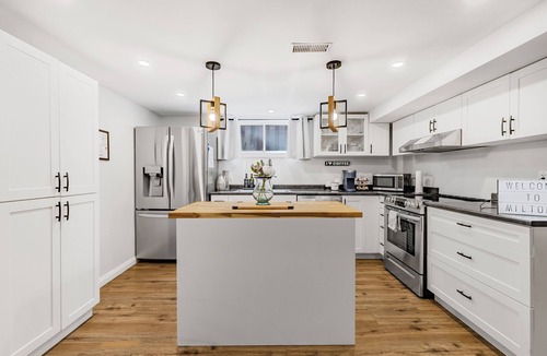 Milton Apartment | Blue Haven Retreat, Downtown Milton's Hidden Gem!
