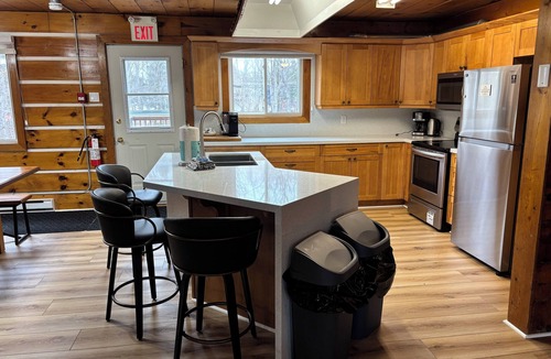 The Blue Mountains Ski Chalet | Blue Mountain Chalet (7 Bedrooms, Sleeps 15 Fully air-conditioned throughout .