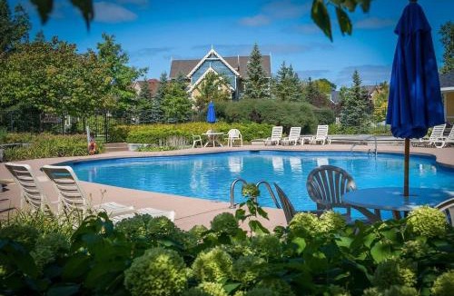 The Blue Mountains House | Blue Mountain Townhome - Patio Shuttle Trails