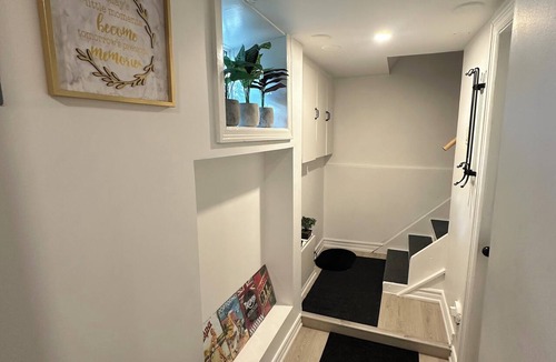 Scarborough House | Bluffs suite retreat - beautiful cliffcrest leafy suburb moments from the beach!