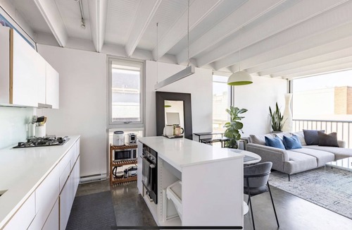 Chinatown Apartment | Book now! Urban 1BR with AC | FIFA| Rogers Arena | Parking