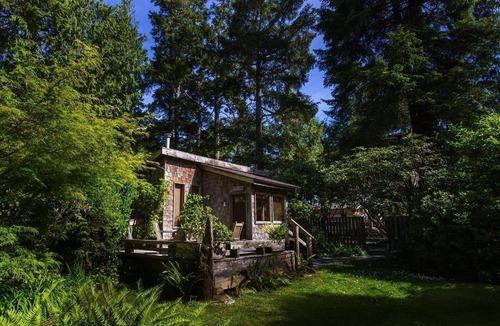 Tofino Cabin | Book your Chesterman Beach Cottage 90 feet to the Beach today!