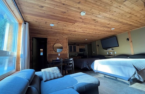 Revelstoke Hotel | Boulder Suite Studio with hot tub, trail access and easy commuter access.