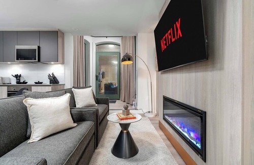 Toronto Entertainment District Apartment | Boutique 1BR Basement Suite Sleeps 3 Parking