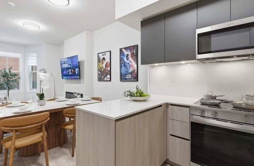 Toronto Entertainment District Apartment | Boutique 3BR Townhouse Sleeps 7 w Free Parking