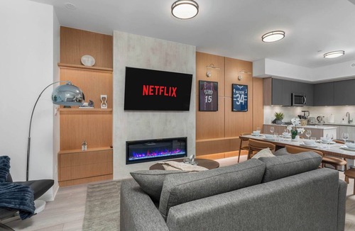 Toronto Entertainment District Apartment | Boutique 3BR Townhouse Free Parking Sleeps 7