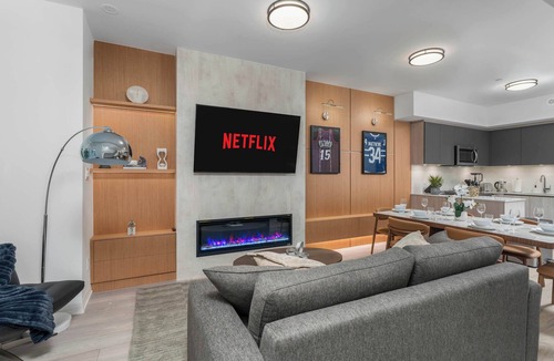 Toronto Entertainment District Apartment | Boutique 4BR Aparthotel Sleeps 10 Free Parking