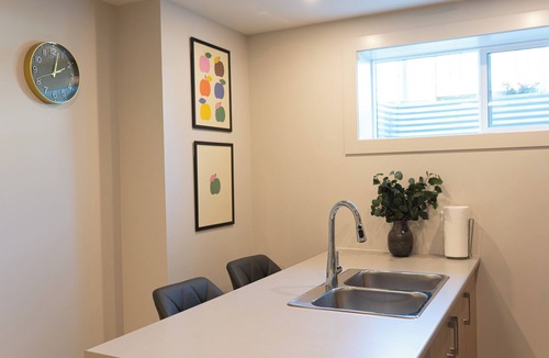 Victoria House | Boutique Hotel-Style Suite | 15 Min Walk to the Ocean | Parking & Kitchen
