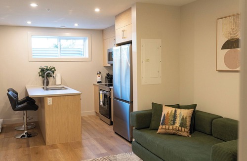 Victoria House | Boutique Hotel-Style Suite | 15 Min Walk to the Ocean | Parking & Kitchen