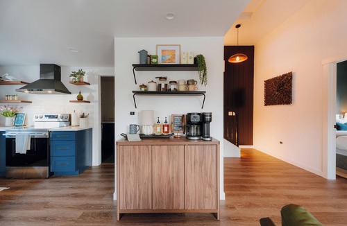 Everett House | Boutique Stay w/Covered Patio, Sauna, AC, Attic Hideaway + Mins to Water