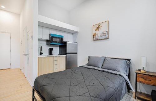 Montreal Apartment | Boutique Studio For 2 Guest, Weekly Rental with Free Parking