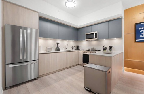 Toronto Entertainment District Apartment | Boutique Townhouse + Suite Sleeps 11 Parking