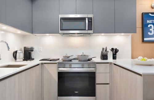 Toronto Entertainment District Apartment | Boutique Townhouse + Suite Sleeps 11 Parking