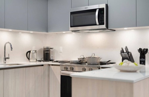 Toronto Entertainment District Apartment | Boutique Townhouse + Suite Sleeps 11 Parking