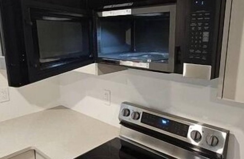 Upper Lonsdale House | Brand New: 2 Bedrooms+Den, 5 people, Laundry, 75" TV! 4min walk to Bus/Grocery