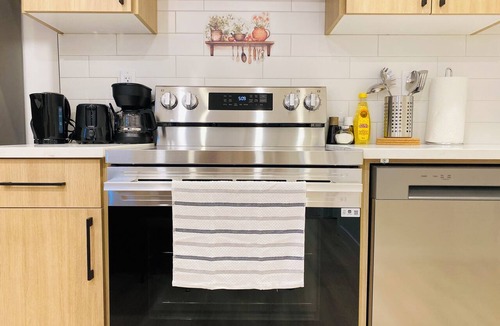 North Central Edmonton House | *BRAND NEW*Downtown*Rogers Place*Cozy Guest Suite