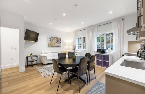 Dunbar House | Brand-new Luxury Dunbar 4BR Home | Sleeps 10 | Near UBC, Parks, Beaches & Shops
